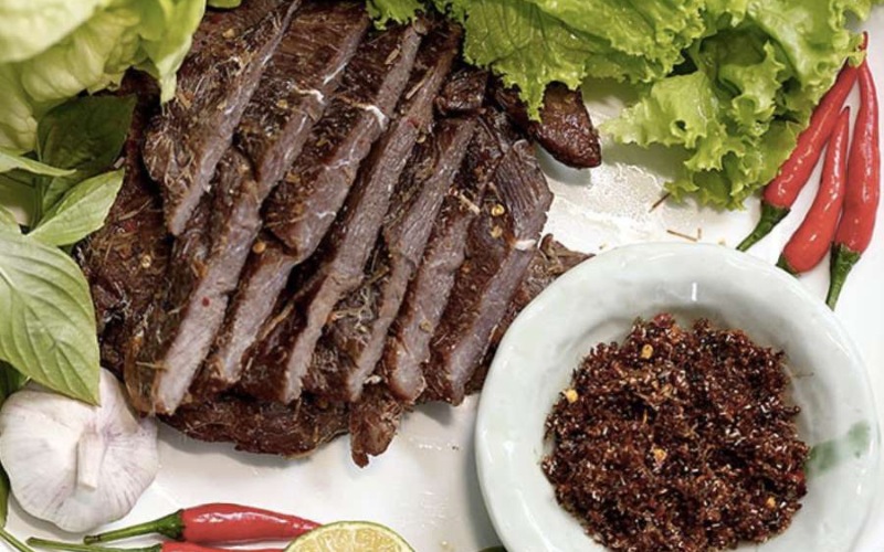Đặc sản bò khô muối kiến vàng Gia Lai