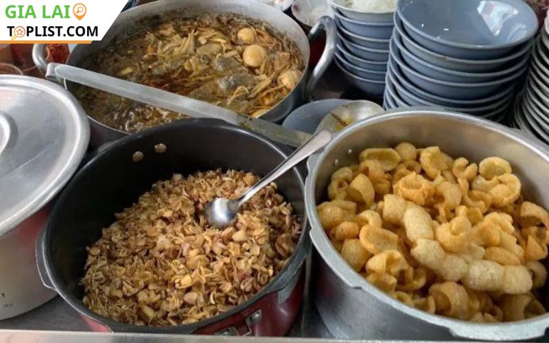 Nước dùng đậm mùi quán bún Nguyễn Tất Thành
